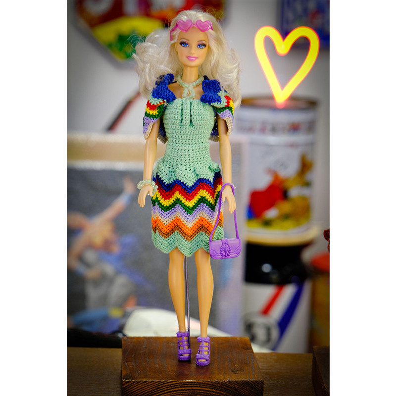 BARBIE da collezione con vestito cucito a mano (righe colorate)