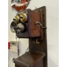 Antico telefono da parete in legno