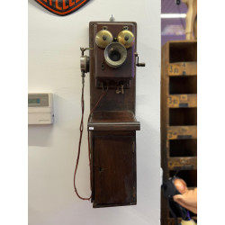 Antico telefono da parete in legno